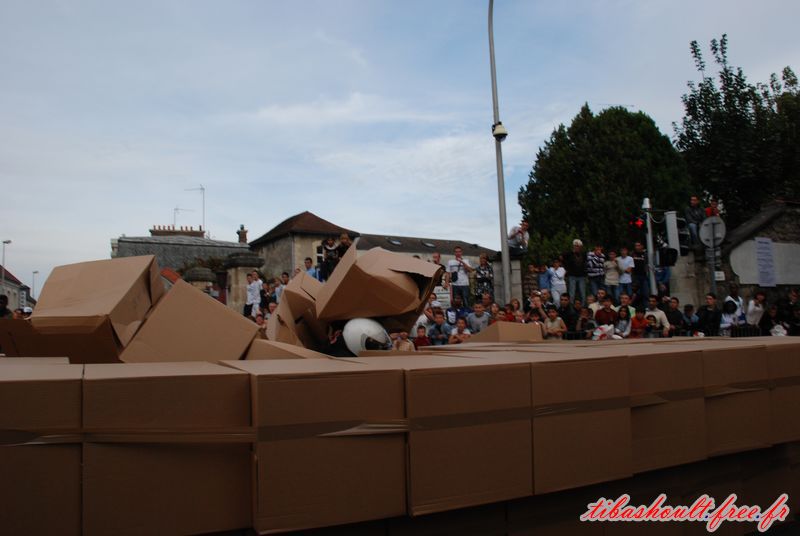 Photo de cascades ; Percussion Scooter vs. Voiture