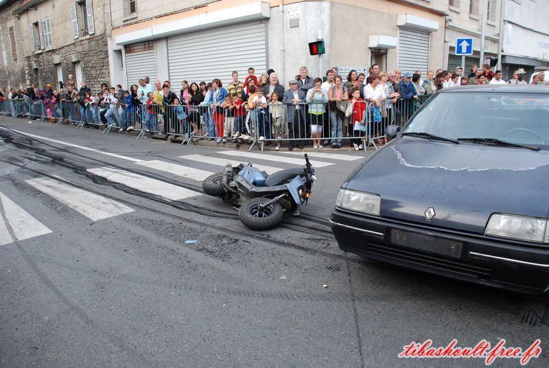 Photo de cascades ; Percussion Scooter vs. Voiture